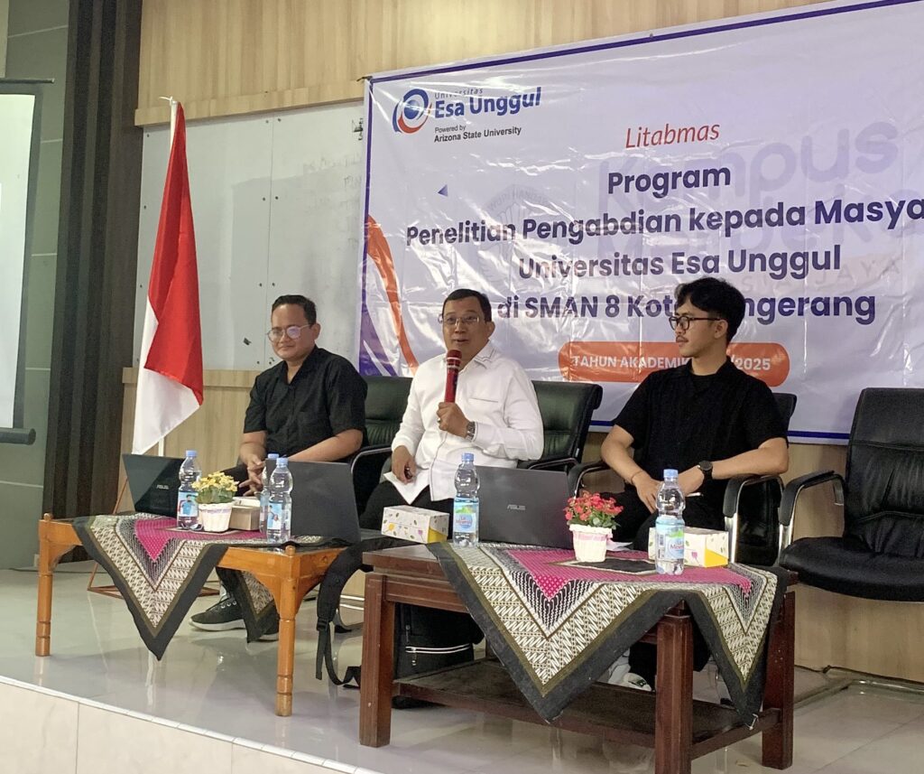 Pengabdian Kepada Masyarakat :Digital Capability Readiness Guru di SMAN 8 Tangerang
